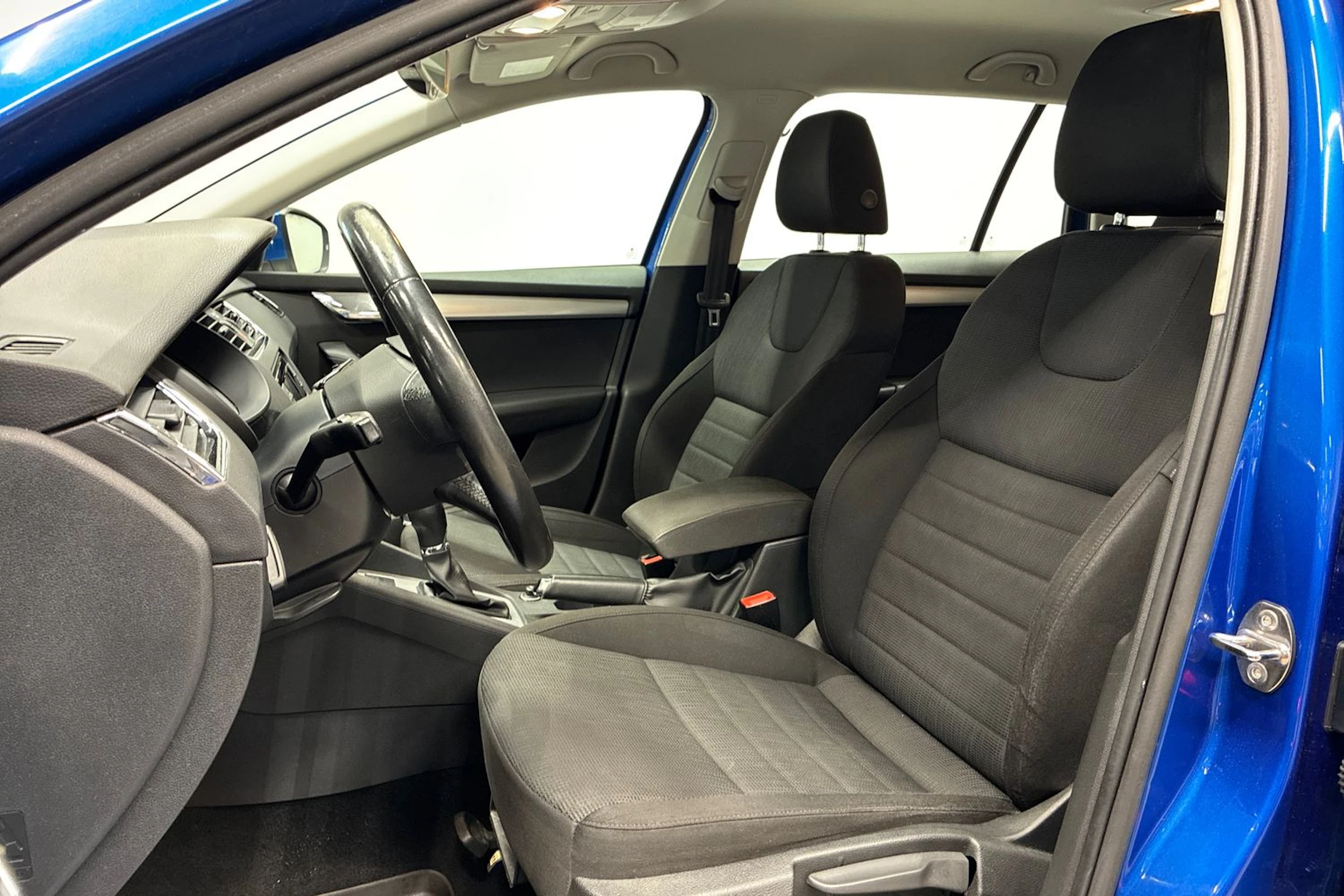 sininen Skoda Octavia 2014 kuva 22.