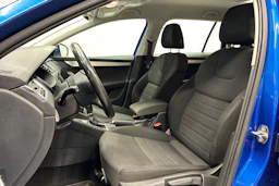 sininen Skoda Octavia 2014 kuva 22.