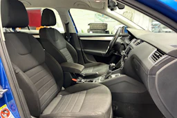 sininen Skoda Octavia 2014 kuva 26.