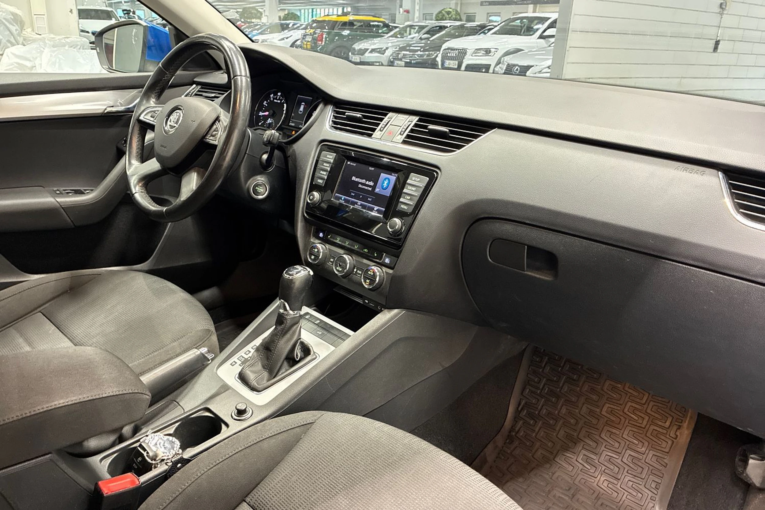 sininen Skoda Octavia 2014 kuva 27.