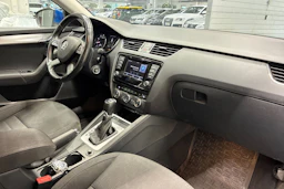 sininen Skoda Octavia 2014 kuva 27.