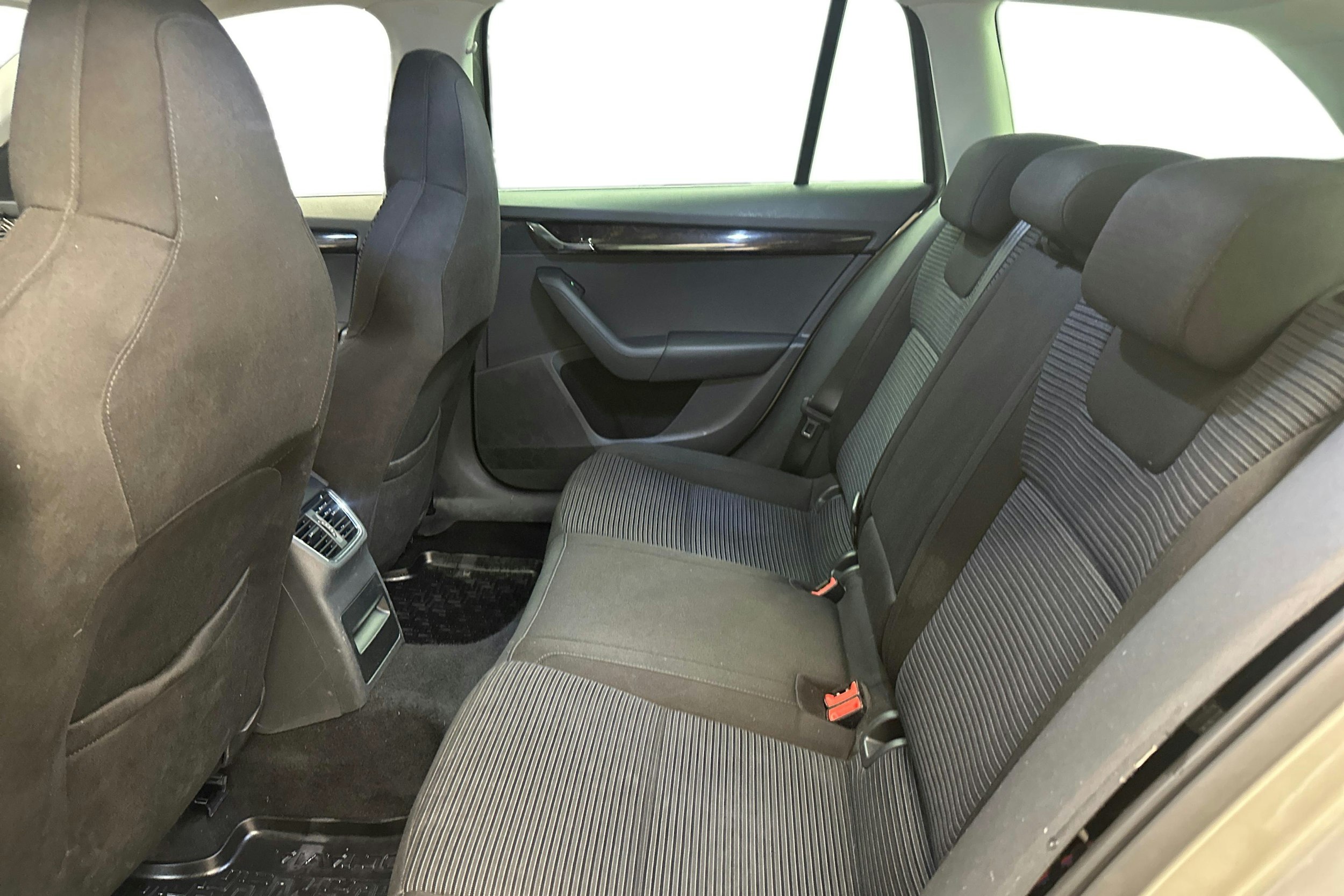 ruskea (beige) Skoda Octavia 2014 kuva 10.