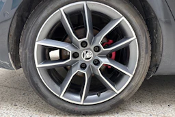 Musta Skoda OCTAVIA 2014 kuva 10.