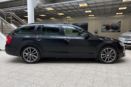Musta Skoda OCTAVIA 2014 kuva 12.