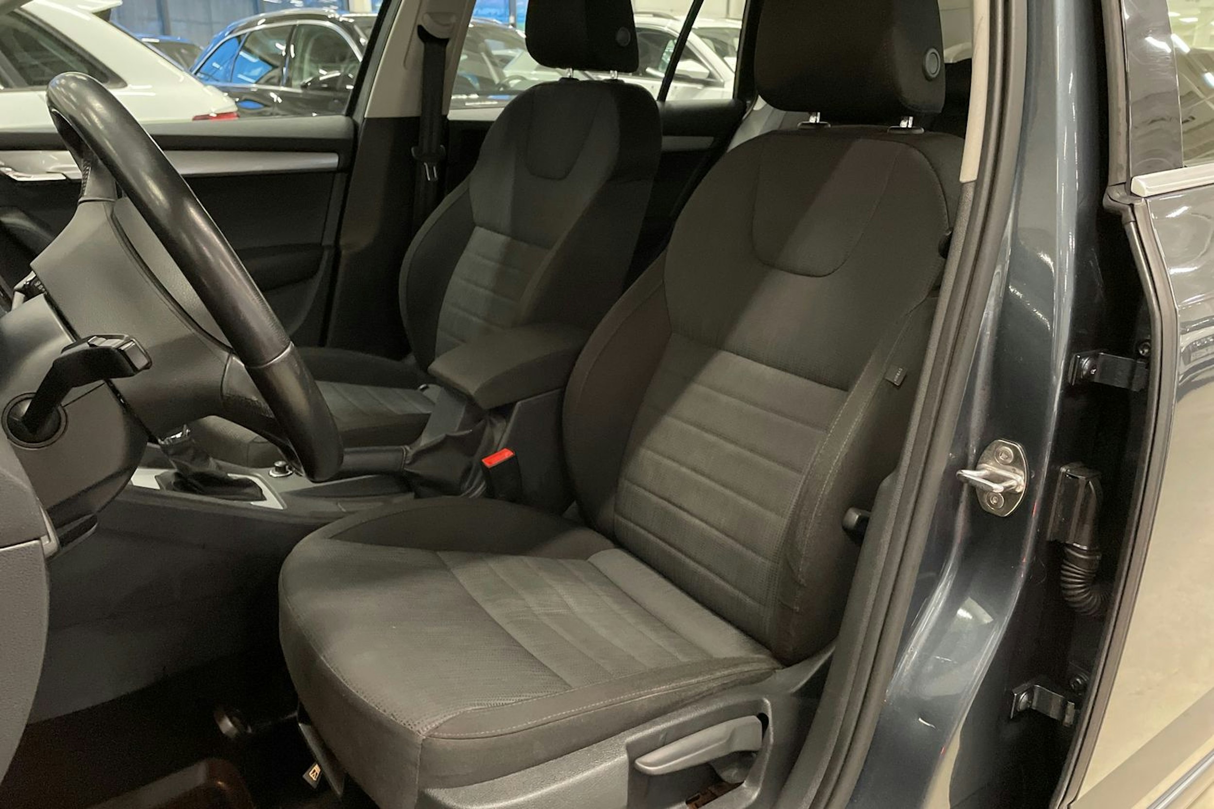 met. harmaa Skoda Octavia 2014 kuva 14.