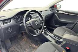 punainen Skoda Octavia 2014 kuva 3.