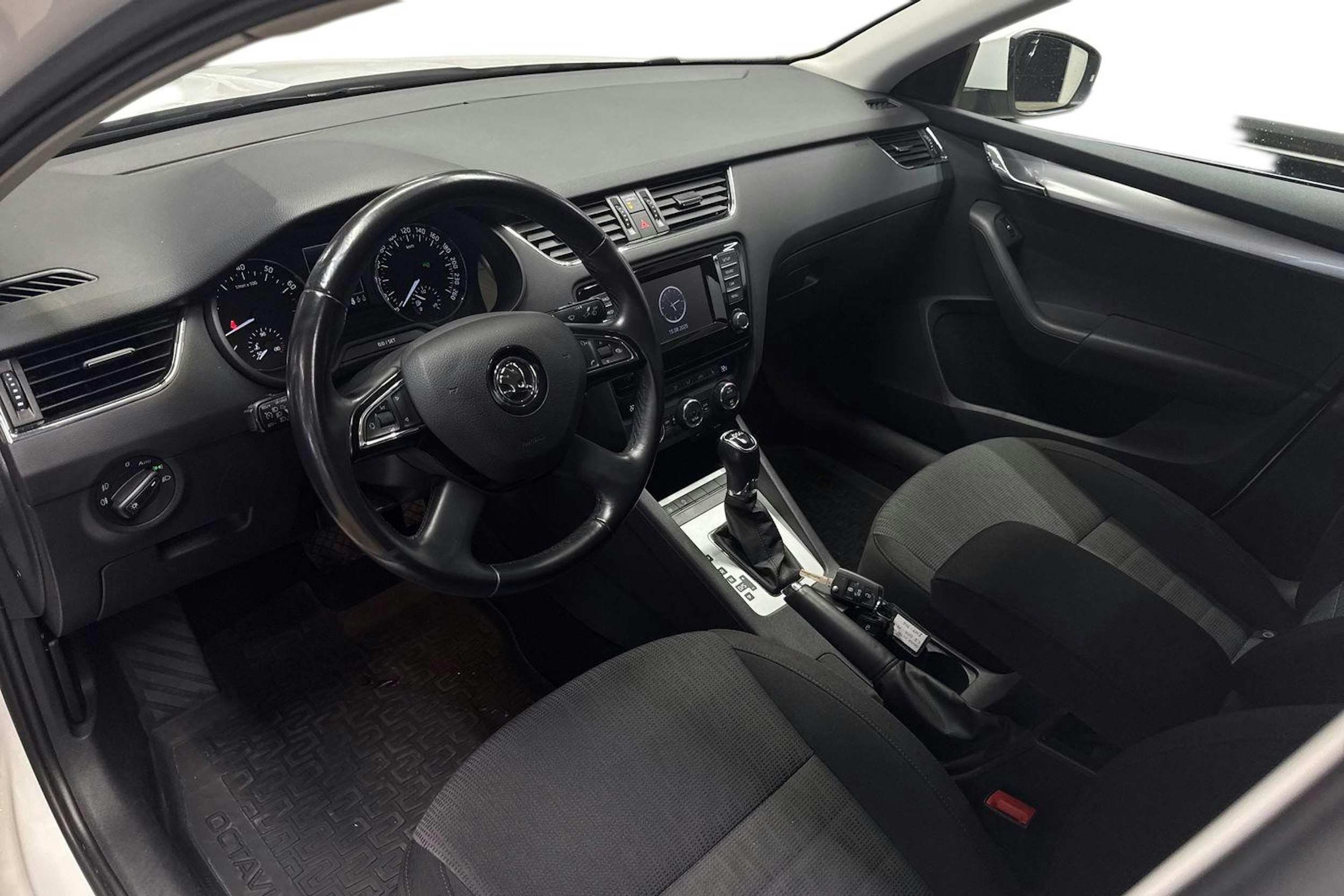 valkoinen Skoda Octavia 2014 kuva 7.