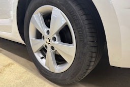 valkoinen Skoda Octavia 2014 kuva 13.