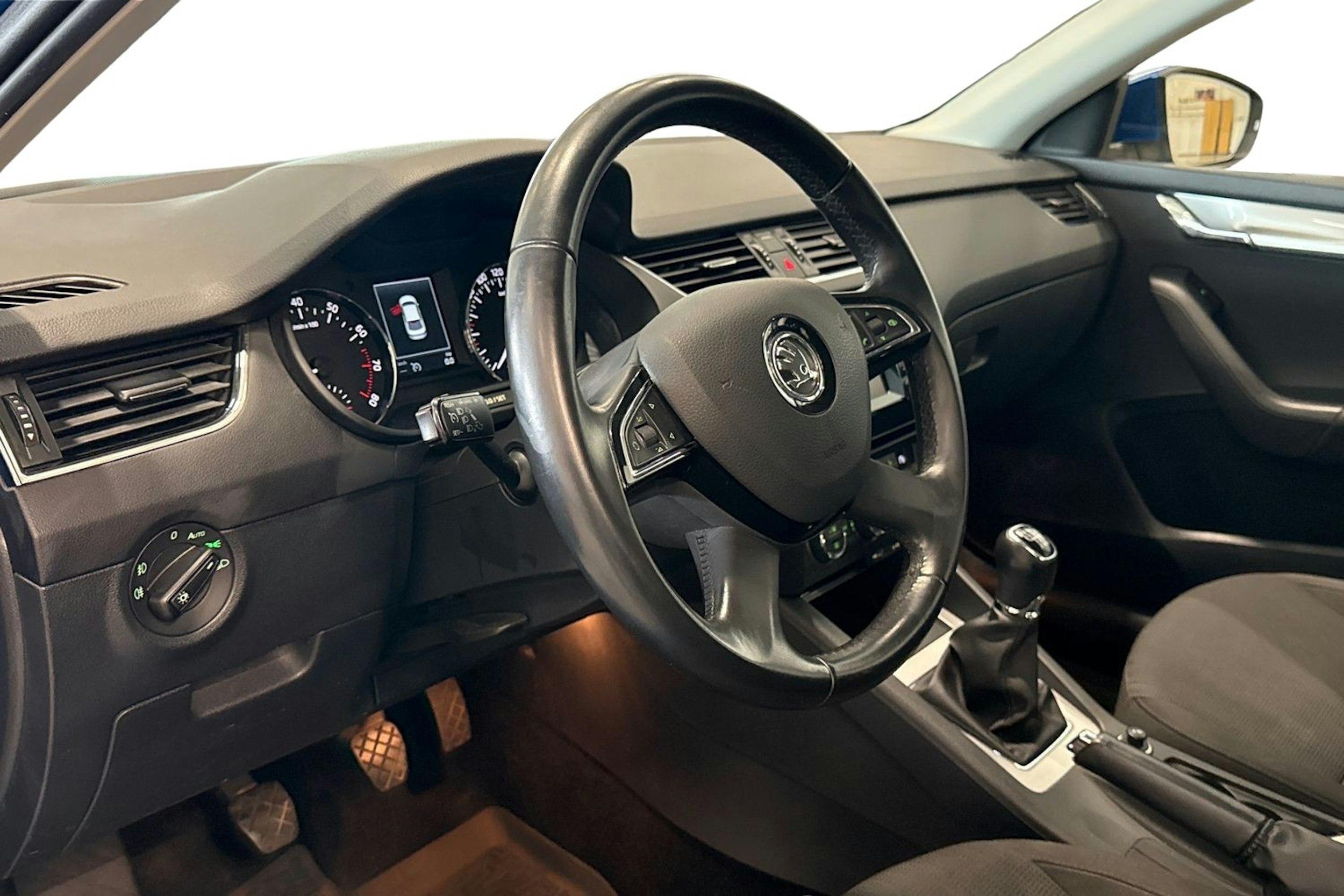 sininen Skoda Octavia 2014 kuva 7.