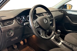 sininen Skoda Octavia 2014 kuva 7.