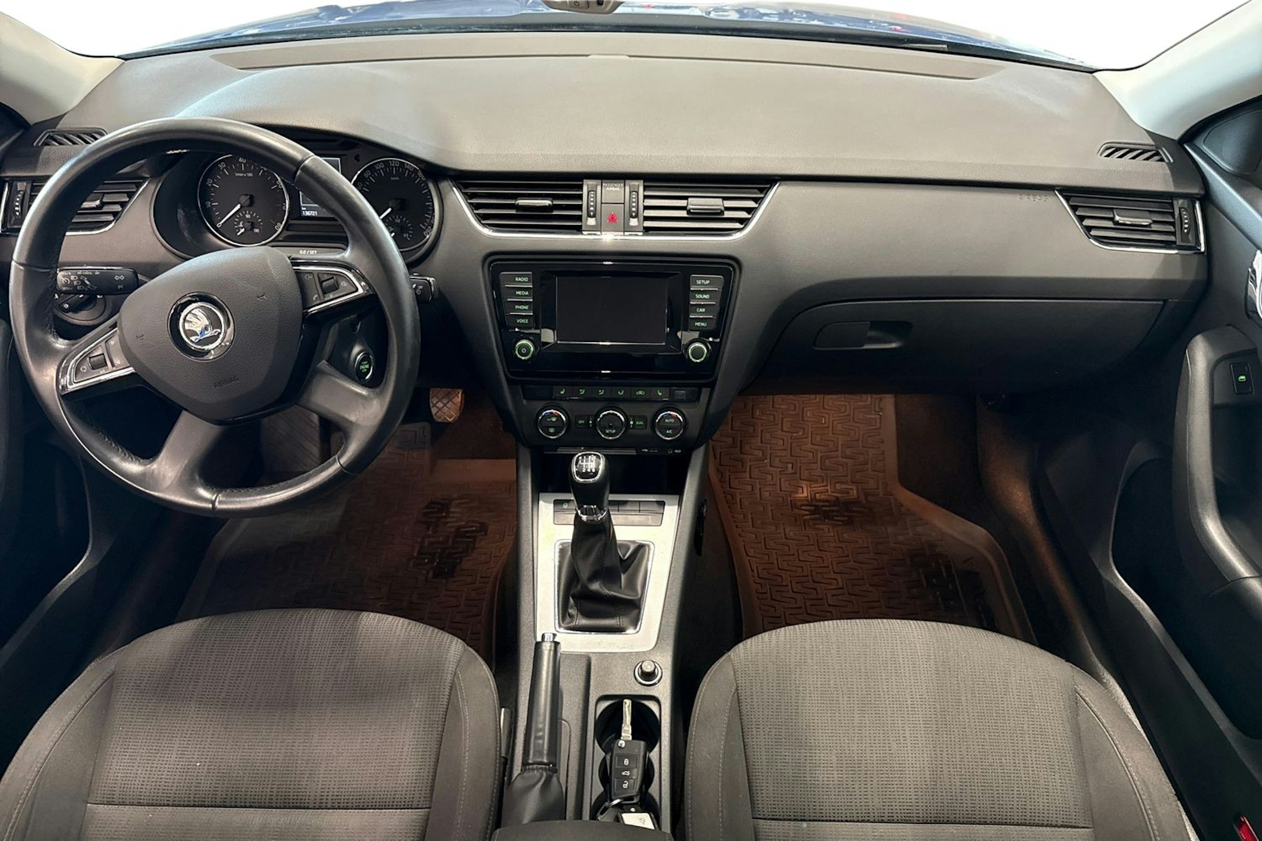 sininen Skoda Octavia 2014 kuva 9.