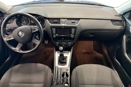 sininen Skoda Octavia 2014 kuva 9.