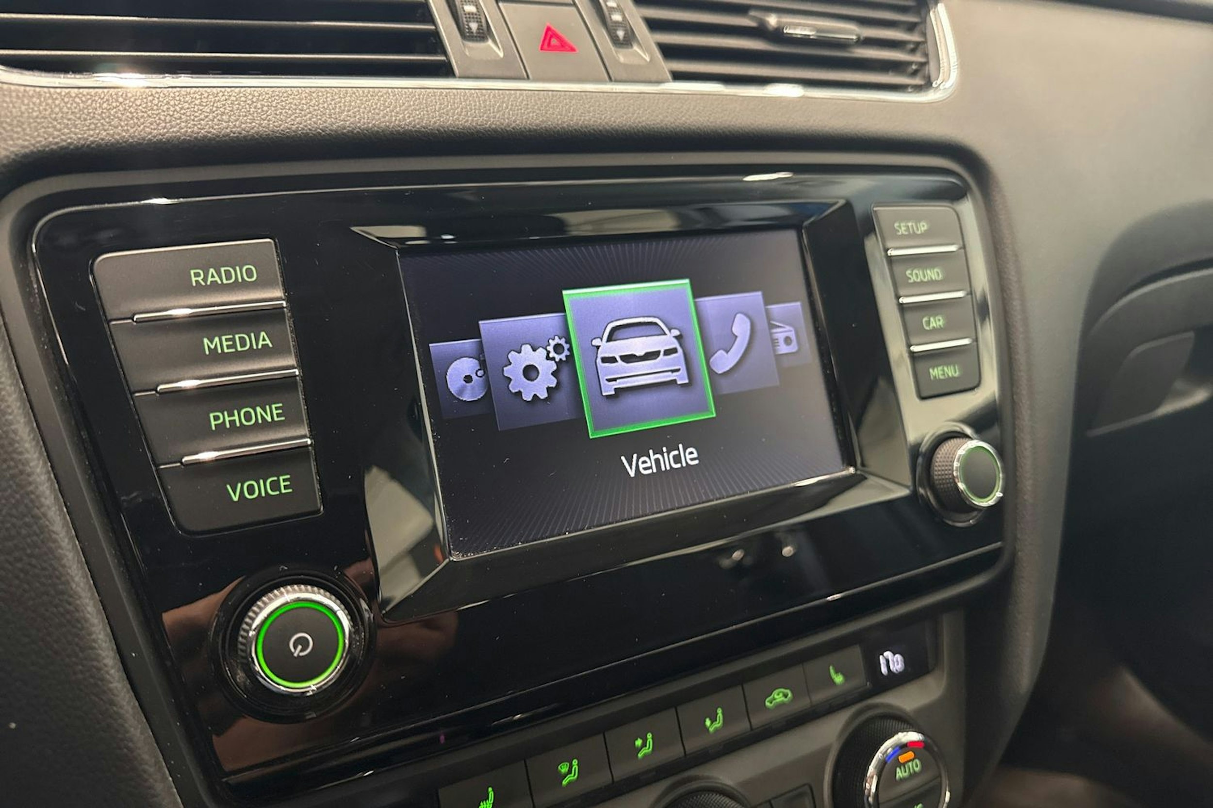 sininen Skoda Octavia 2014 kuva 19.