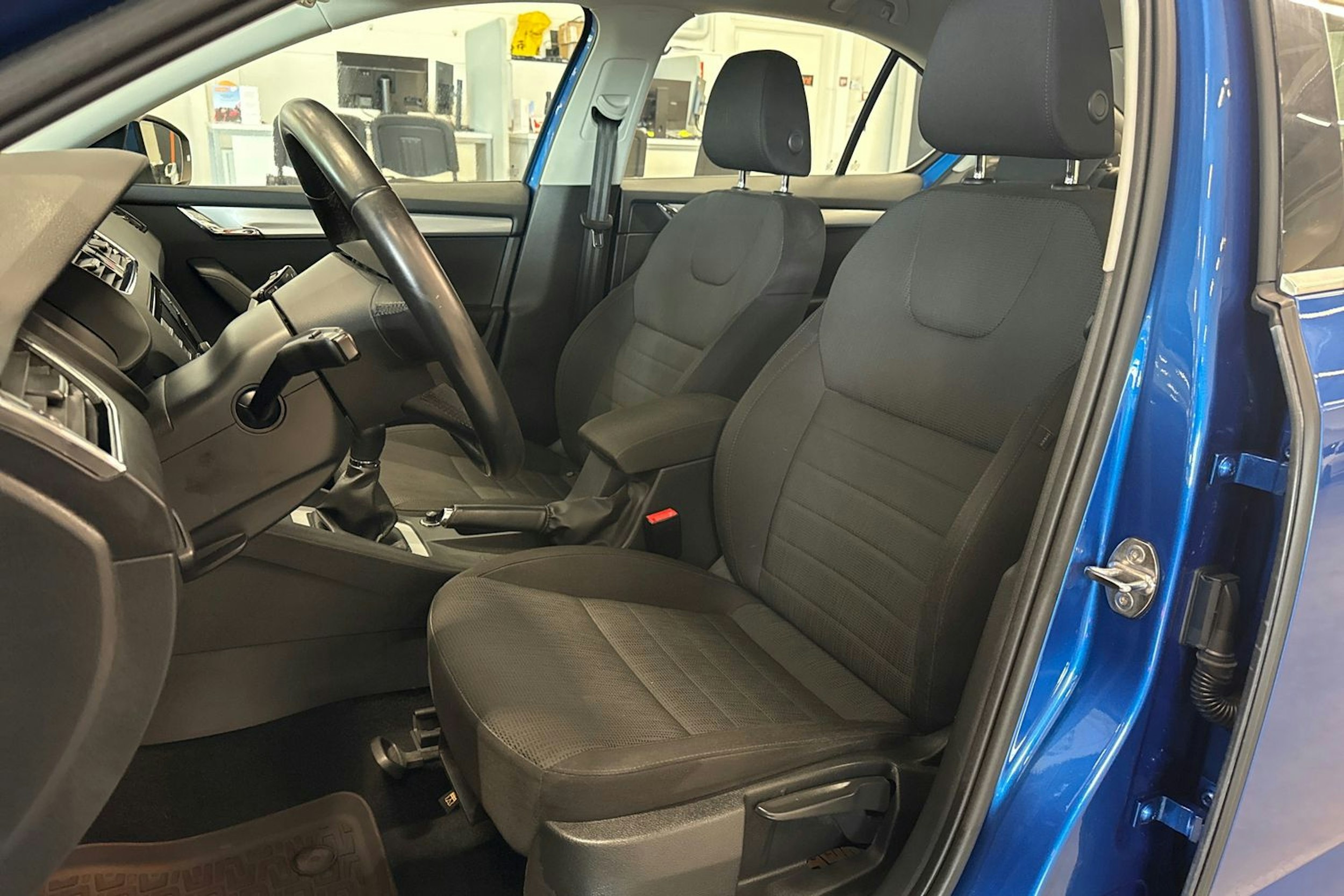 sininen Skoda Octavia 2014 kuva 22.