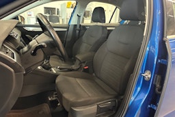 sininen Skoda Octavia 2014 kuva 22.