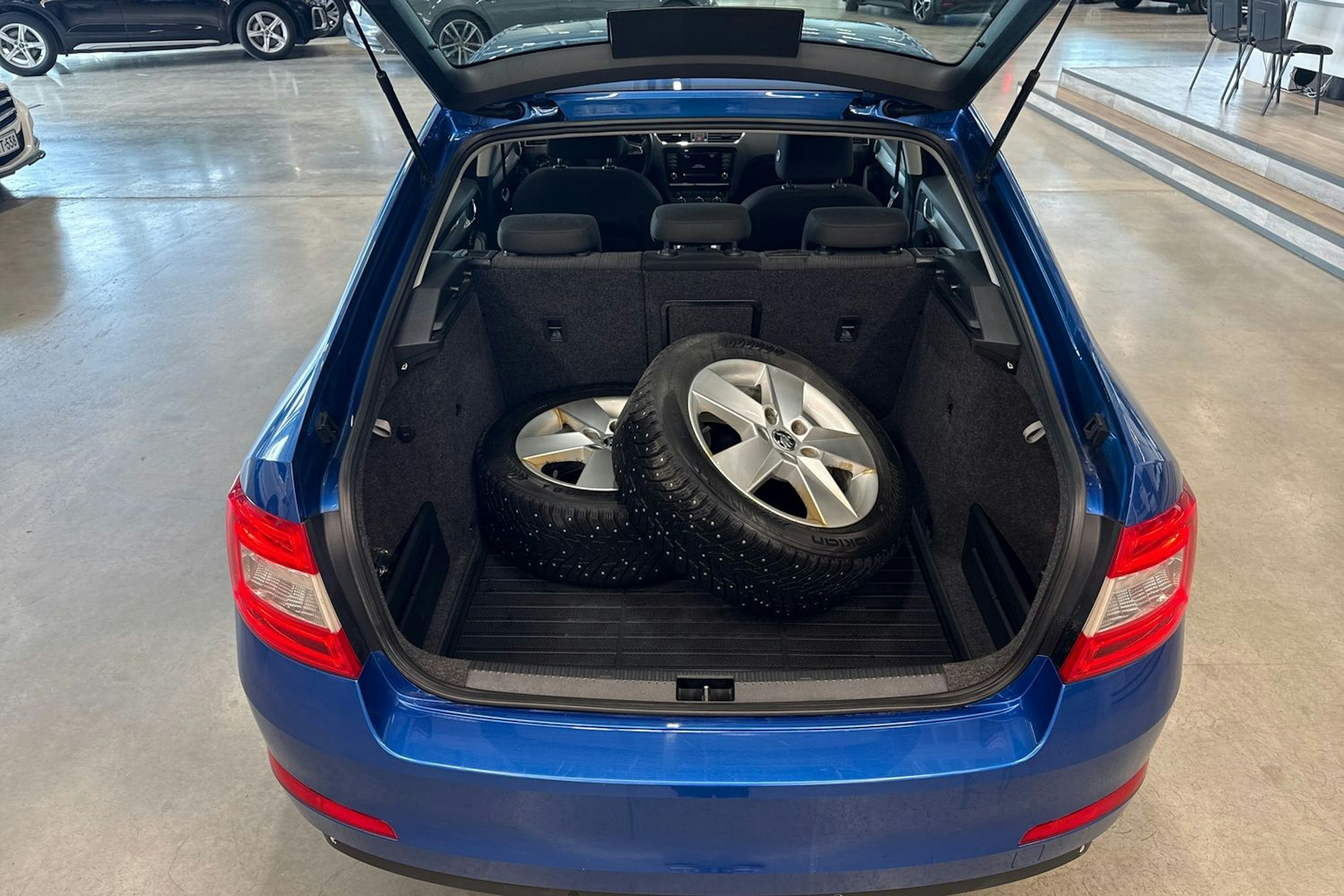 sininen Skoda Octavia 2014 kuva 23.