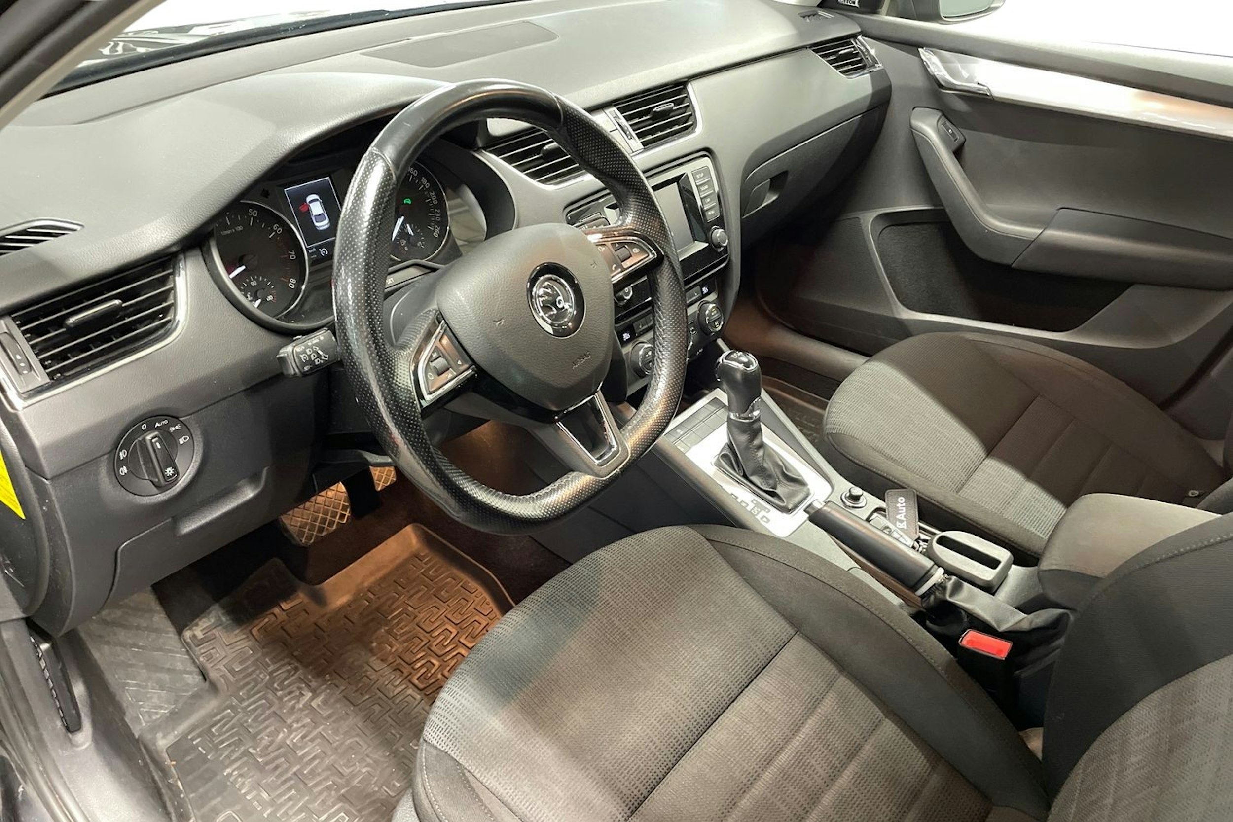 Musta Skoda OCTAVIA 2014 kuva 7.