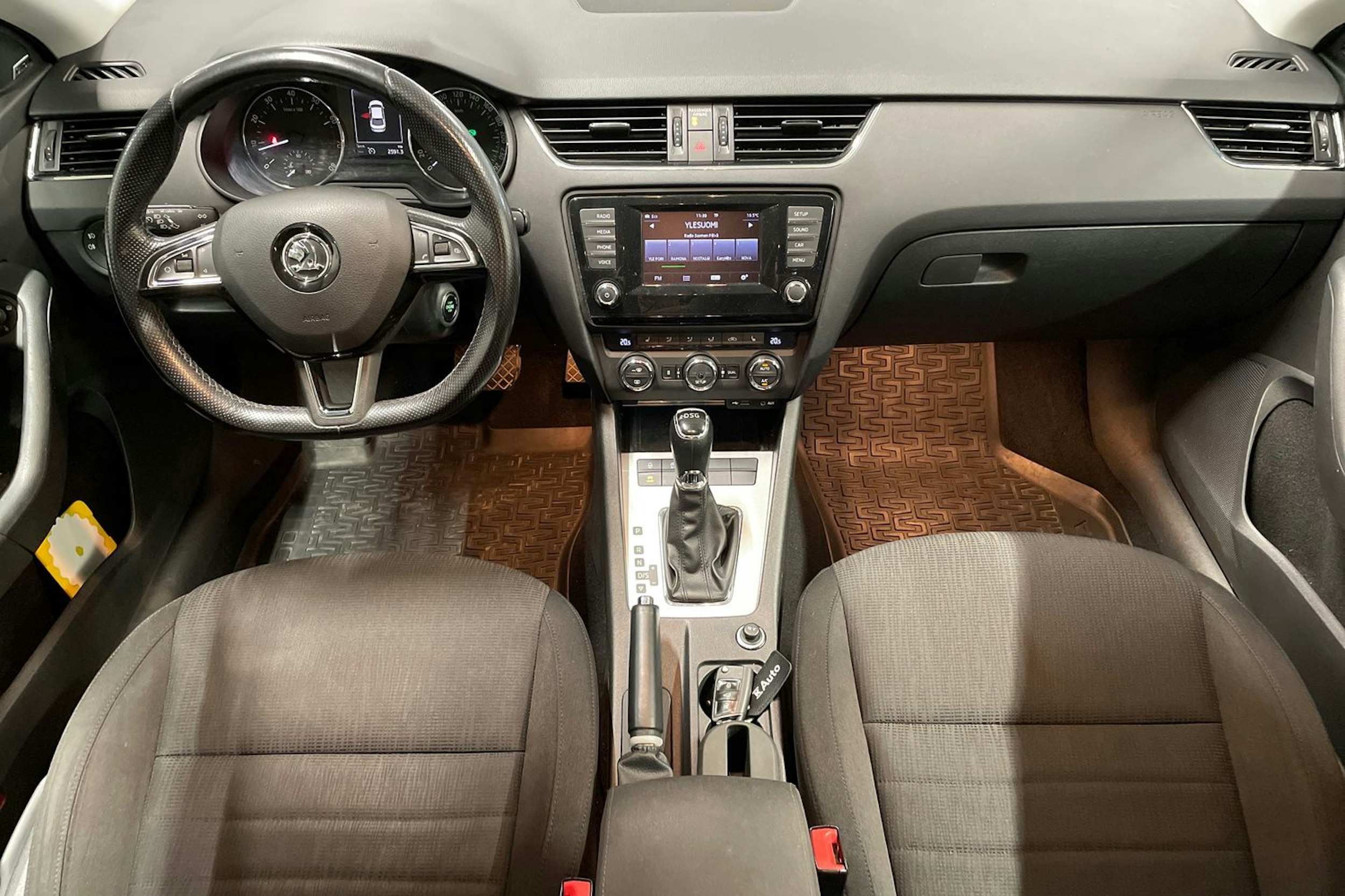 Musta Skoda OCTAVIA 2014 kuva 9.