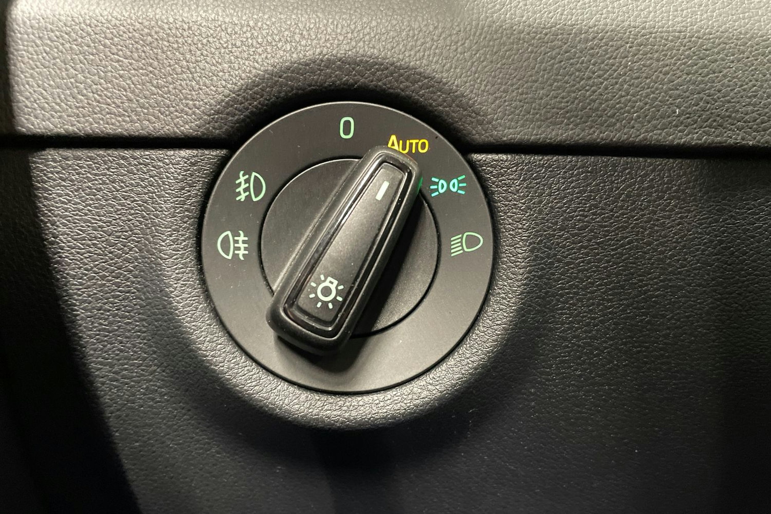 Musta Skoda OCTAVIA 2014 kuva 22.