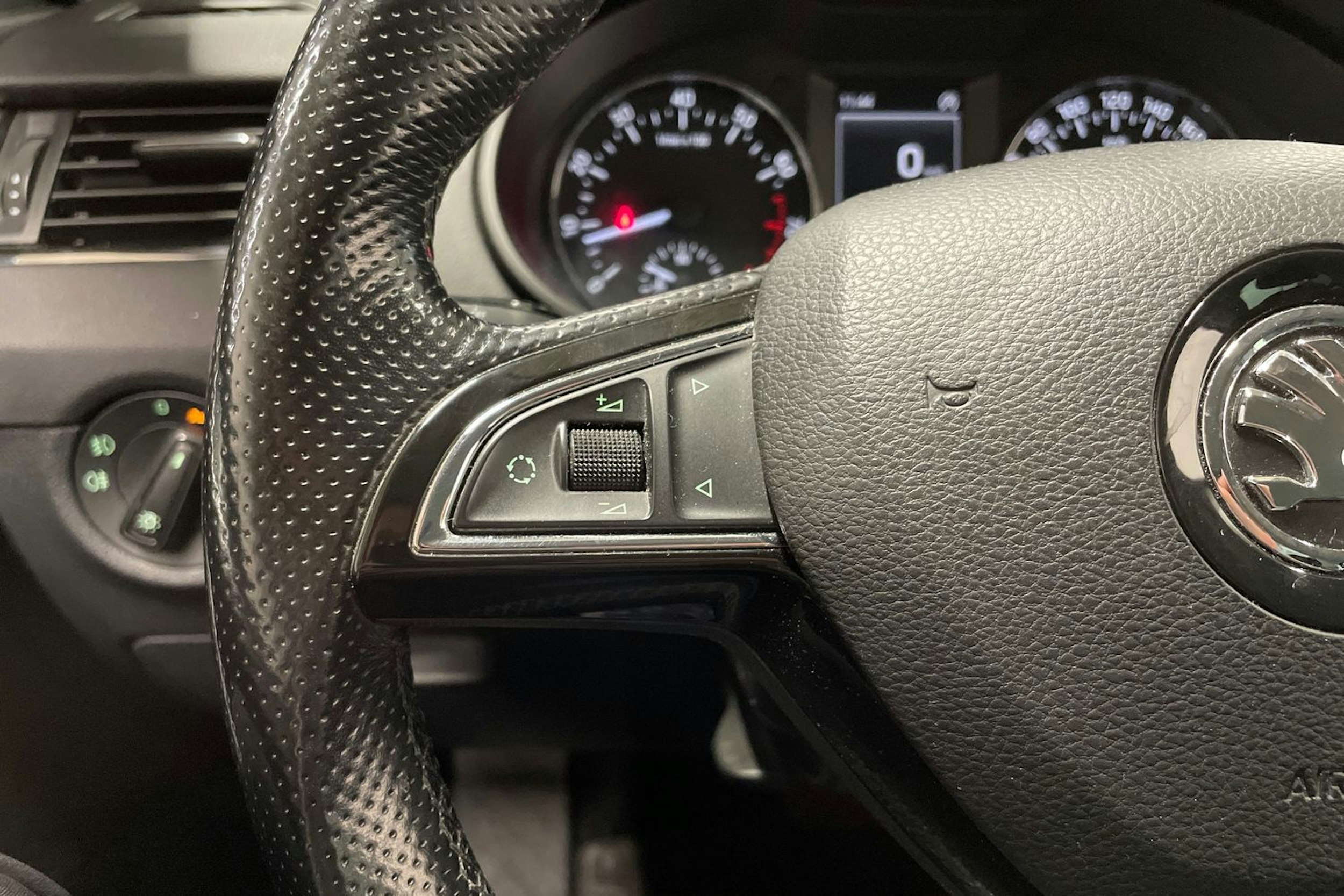 Musta Skoda OCTAVIA 2014 kuva 24.