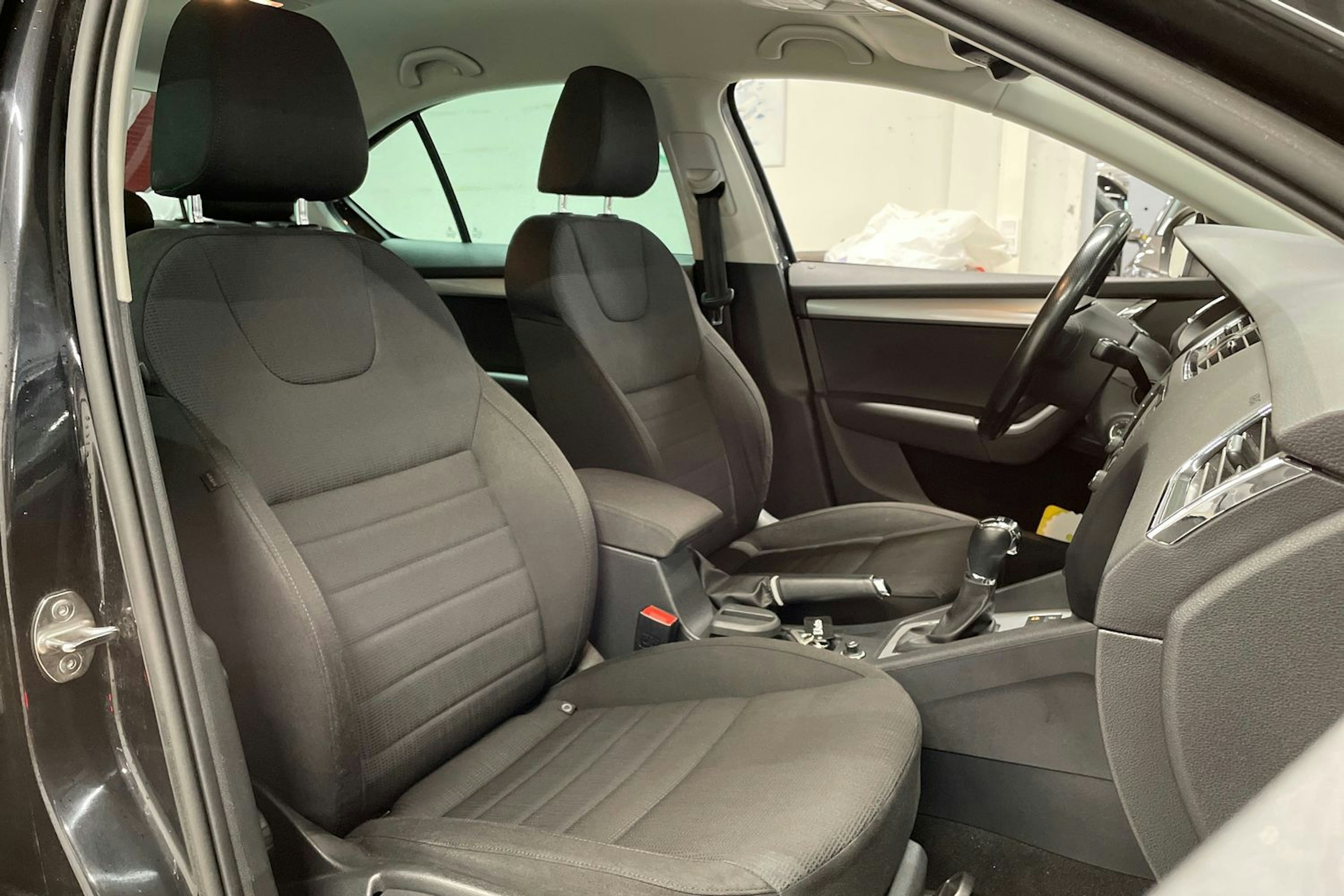Musta Skoda OCTAVIA 2014 kuva 26.