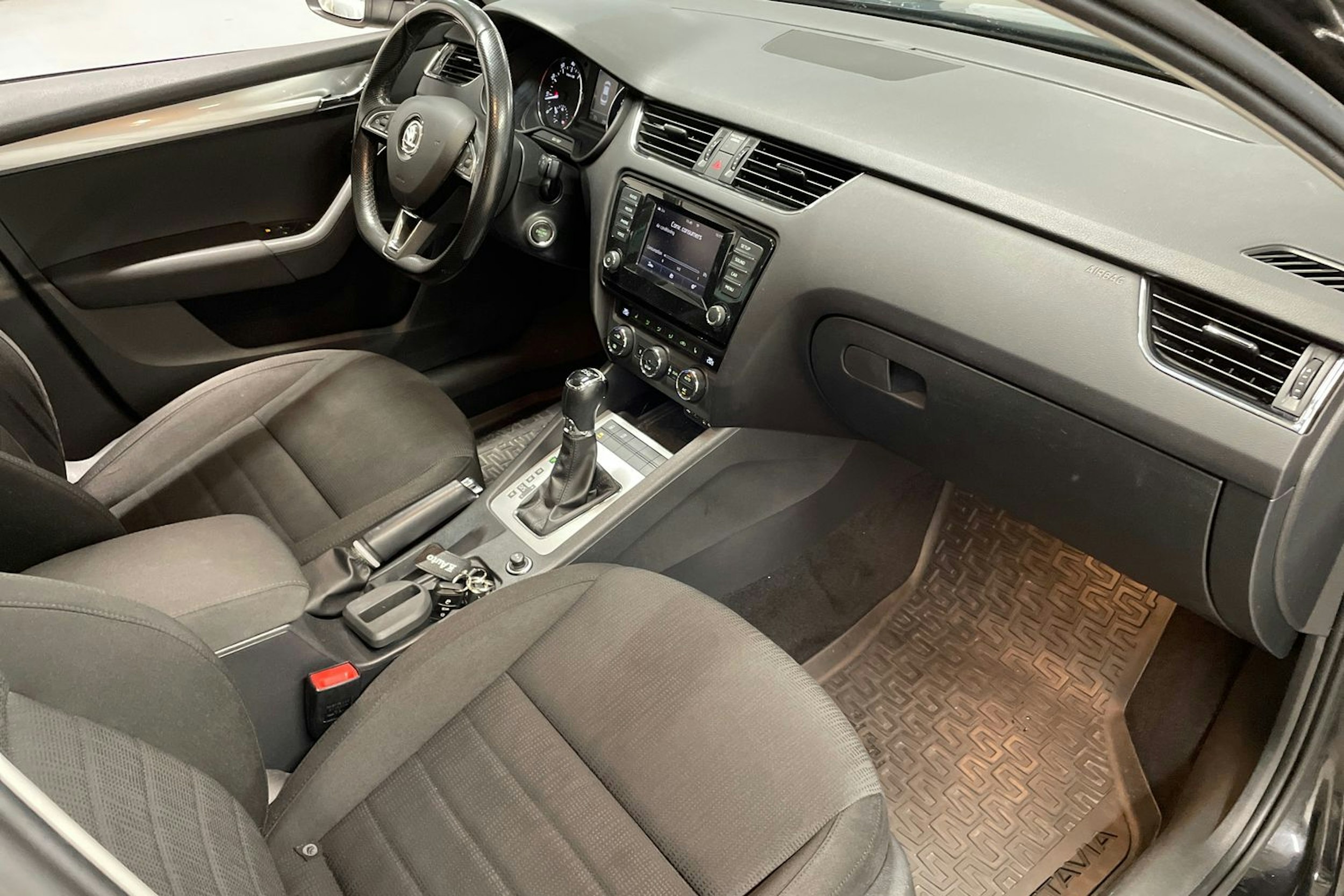 Musta Skoda OCTAVIA 2014 kuva 27.