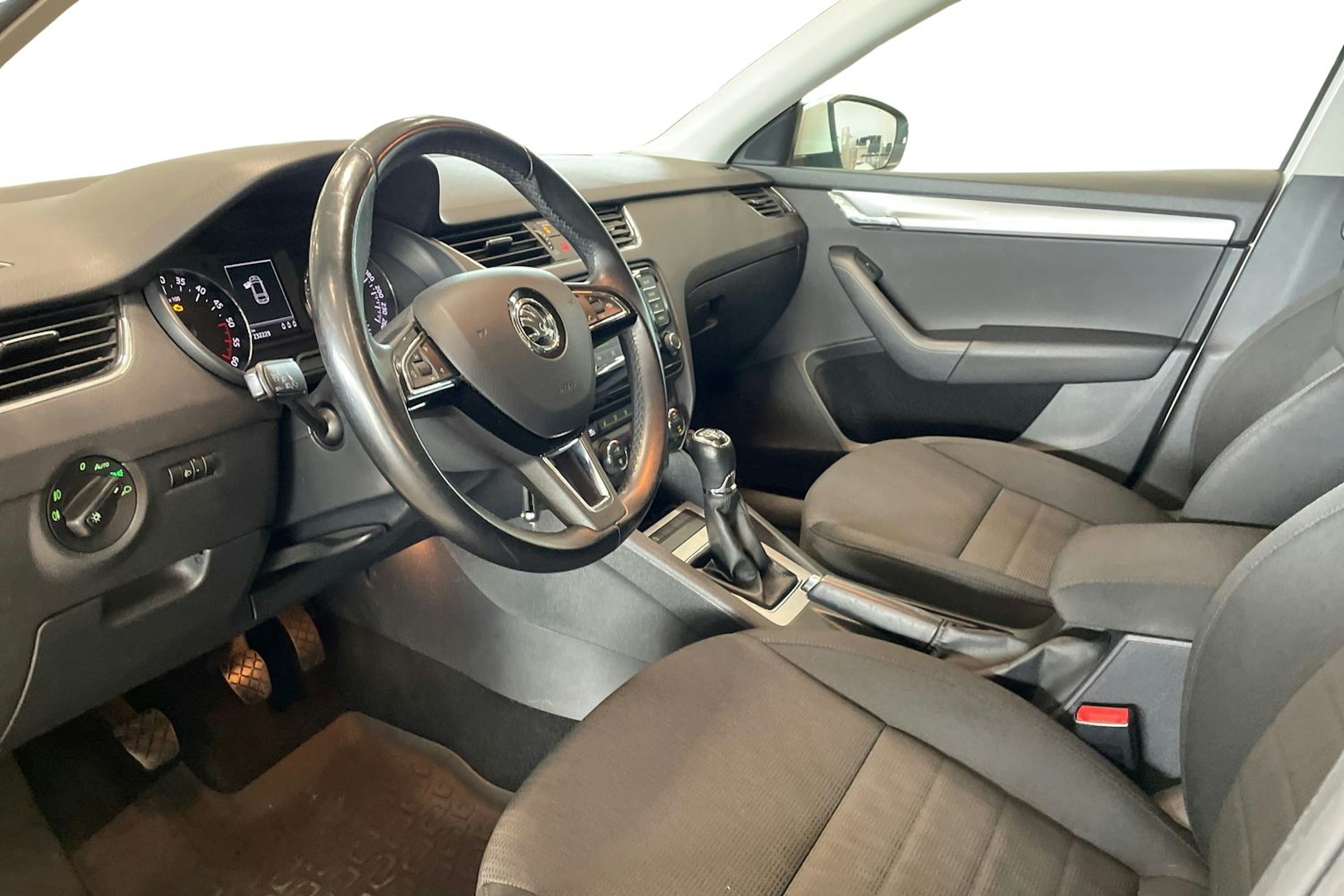valkoinen Skoda Octavia 2014 kuva 7.
