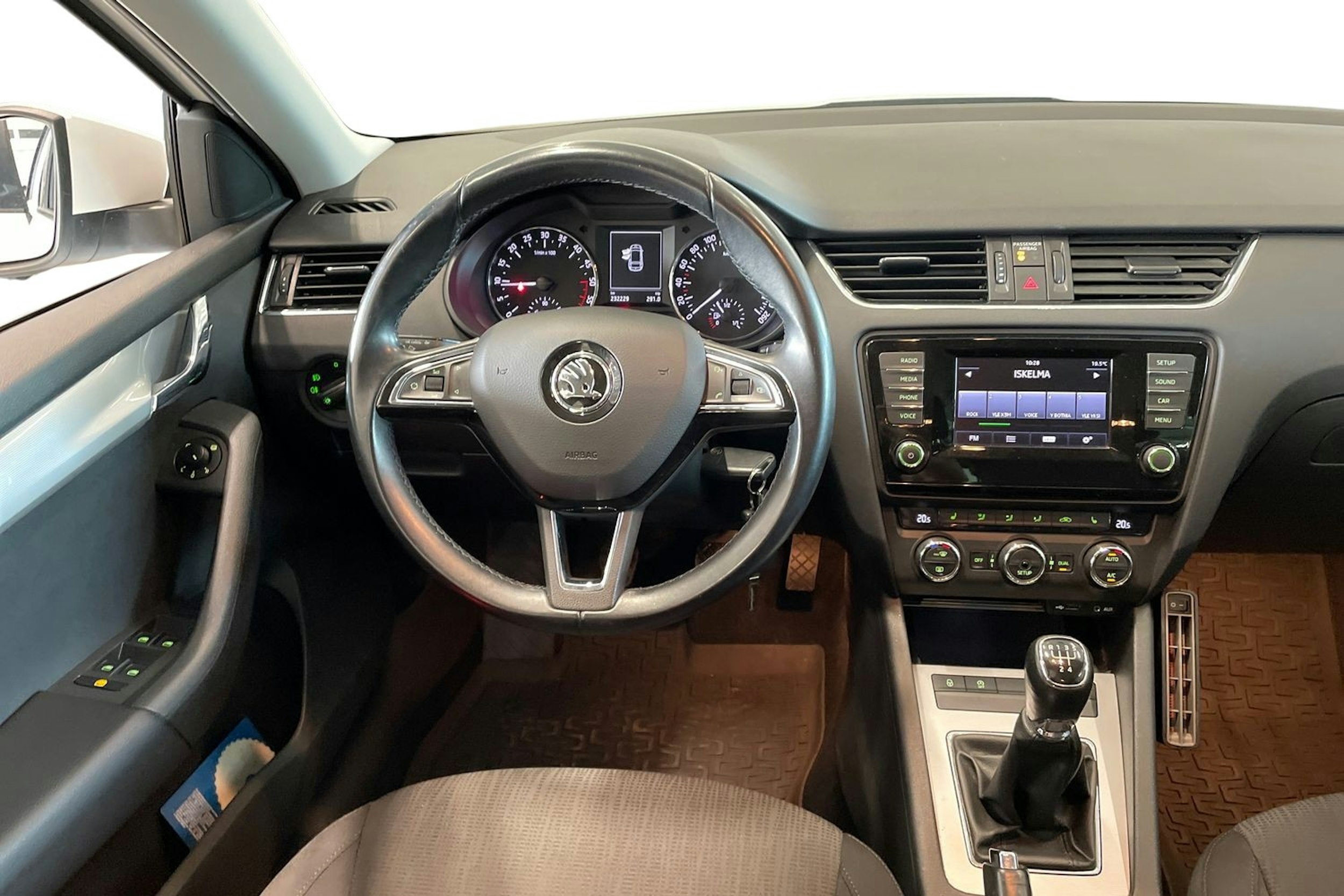 valkoinen Skoda Octavia 2014 kuva 9.