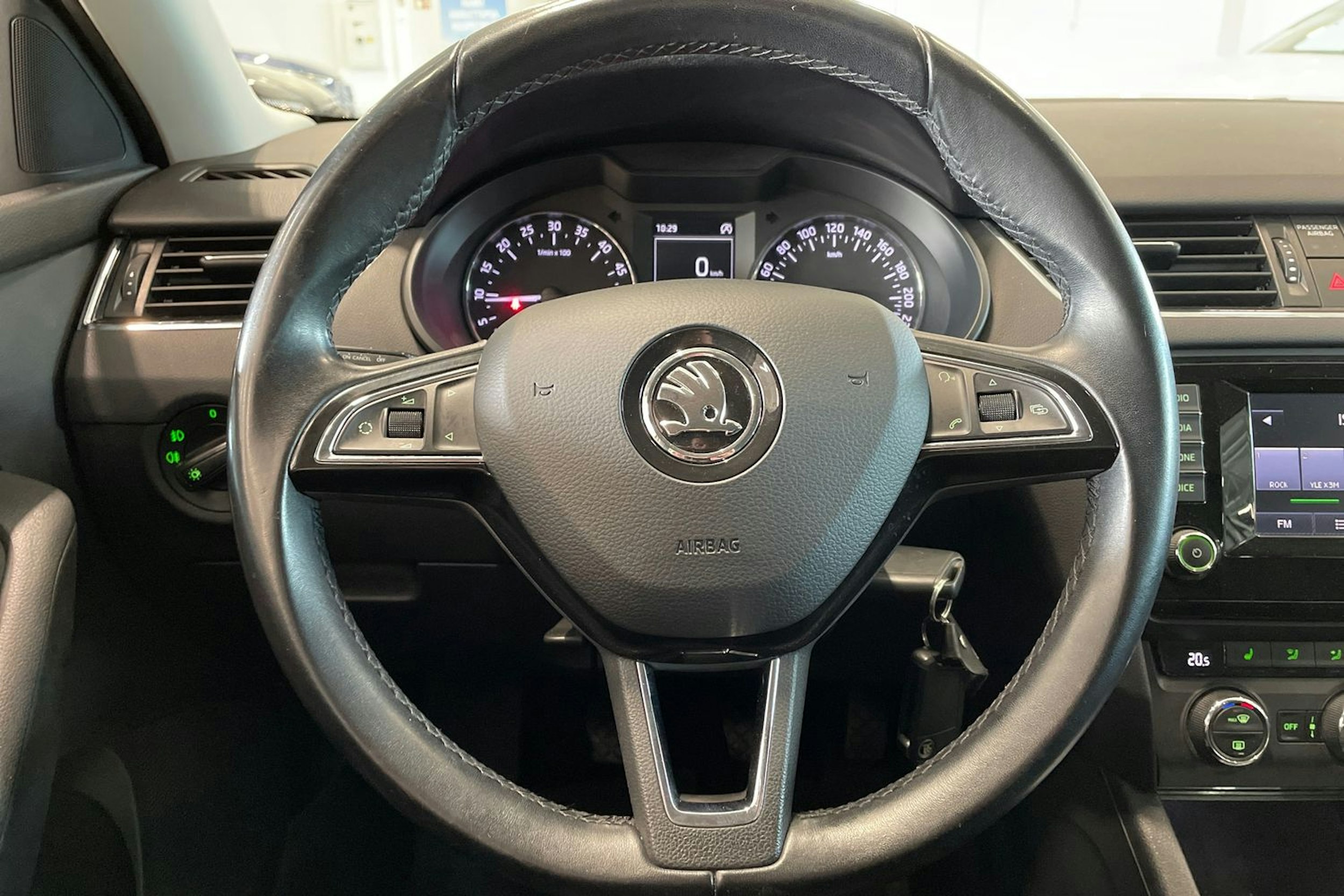 valkoinen Skoda Octavia 2014 kuva 15.