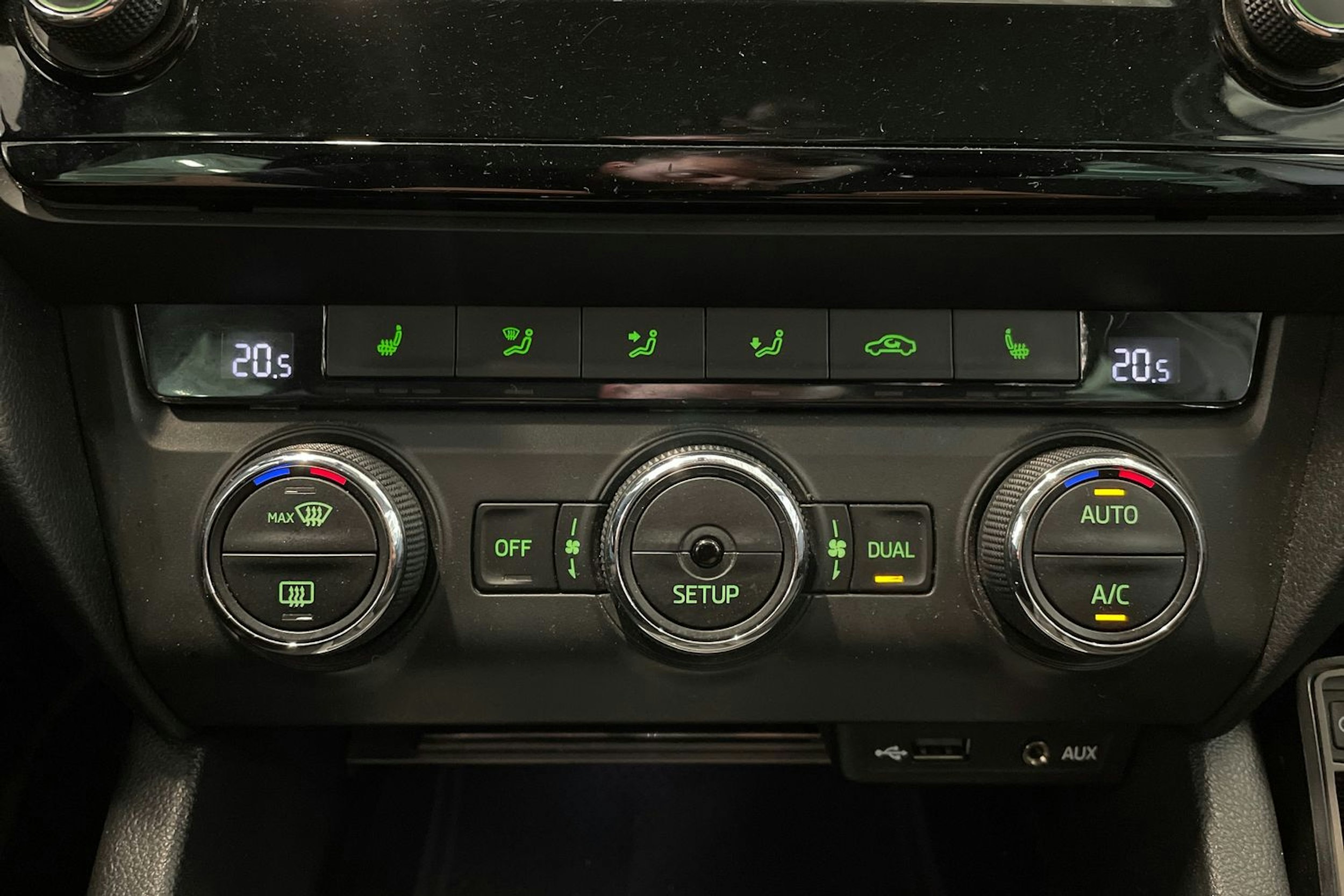 valkoinen Skoda Octavia 2014 kuva 26.