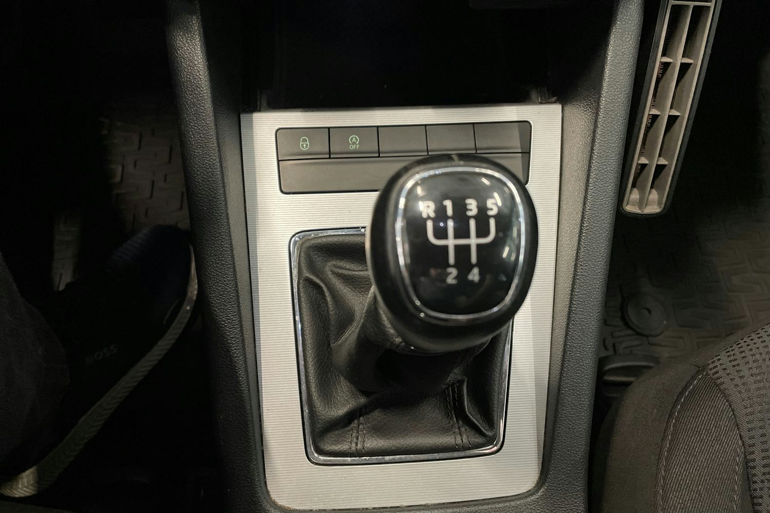 valkoinen Skoda Octavia 2014 kuva 28.