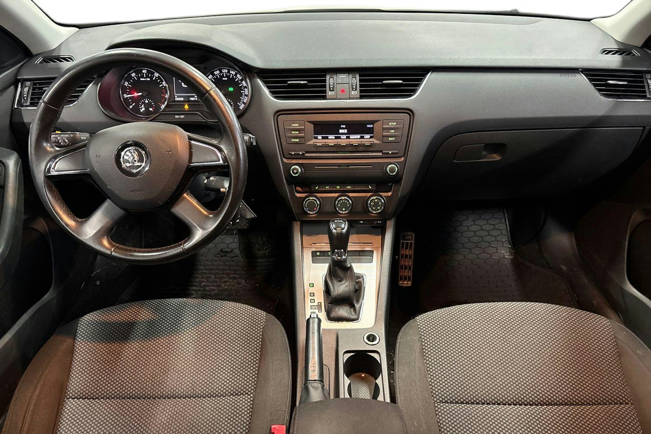 Valkoinen Skoda OCTAVIA 2014 kuva 7.