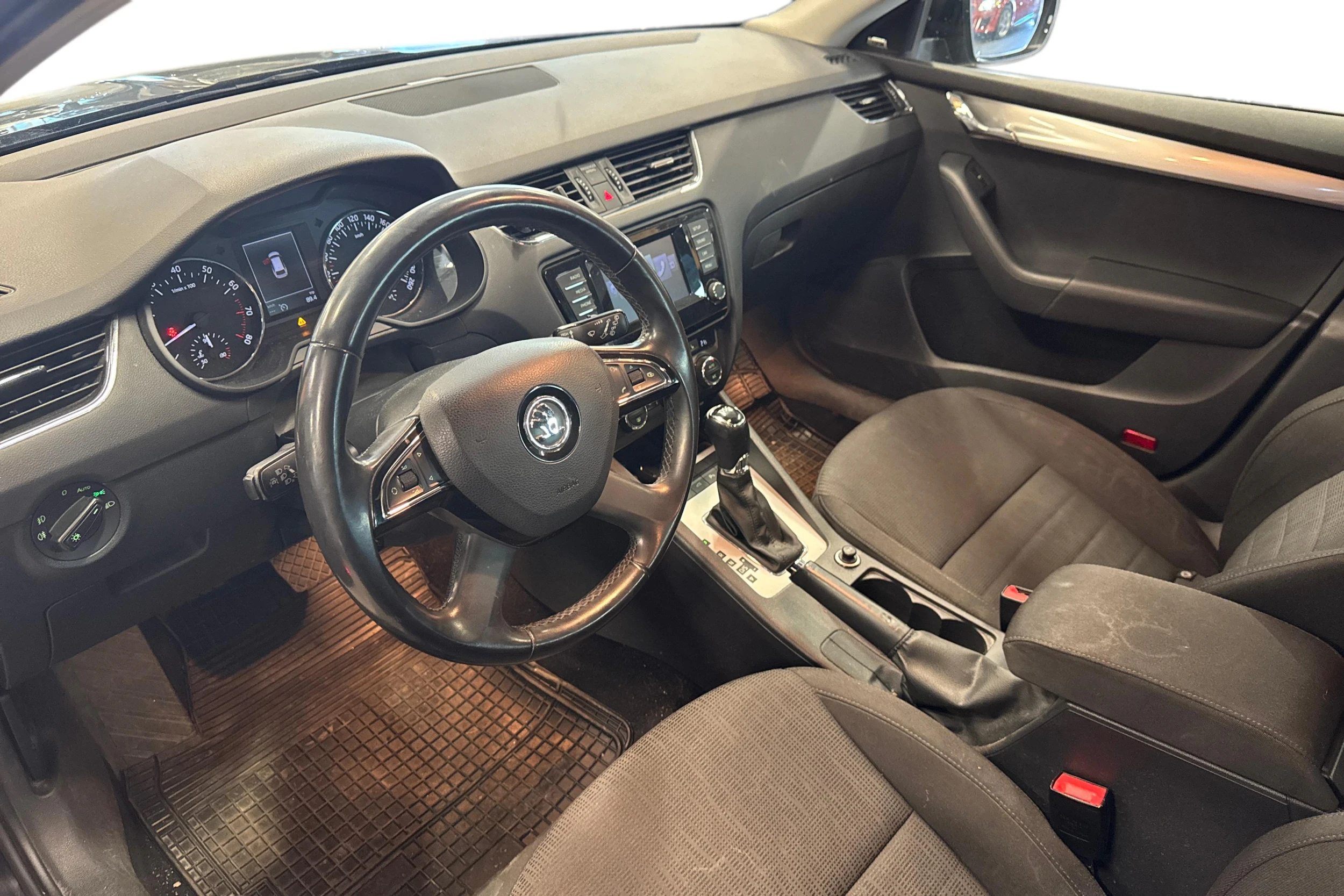 musta Skoda Octavia 2014 kuva 3.