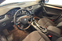 musta Skoda Octavia 2014 kuva 3.