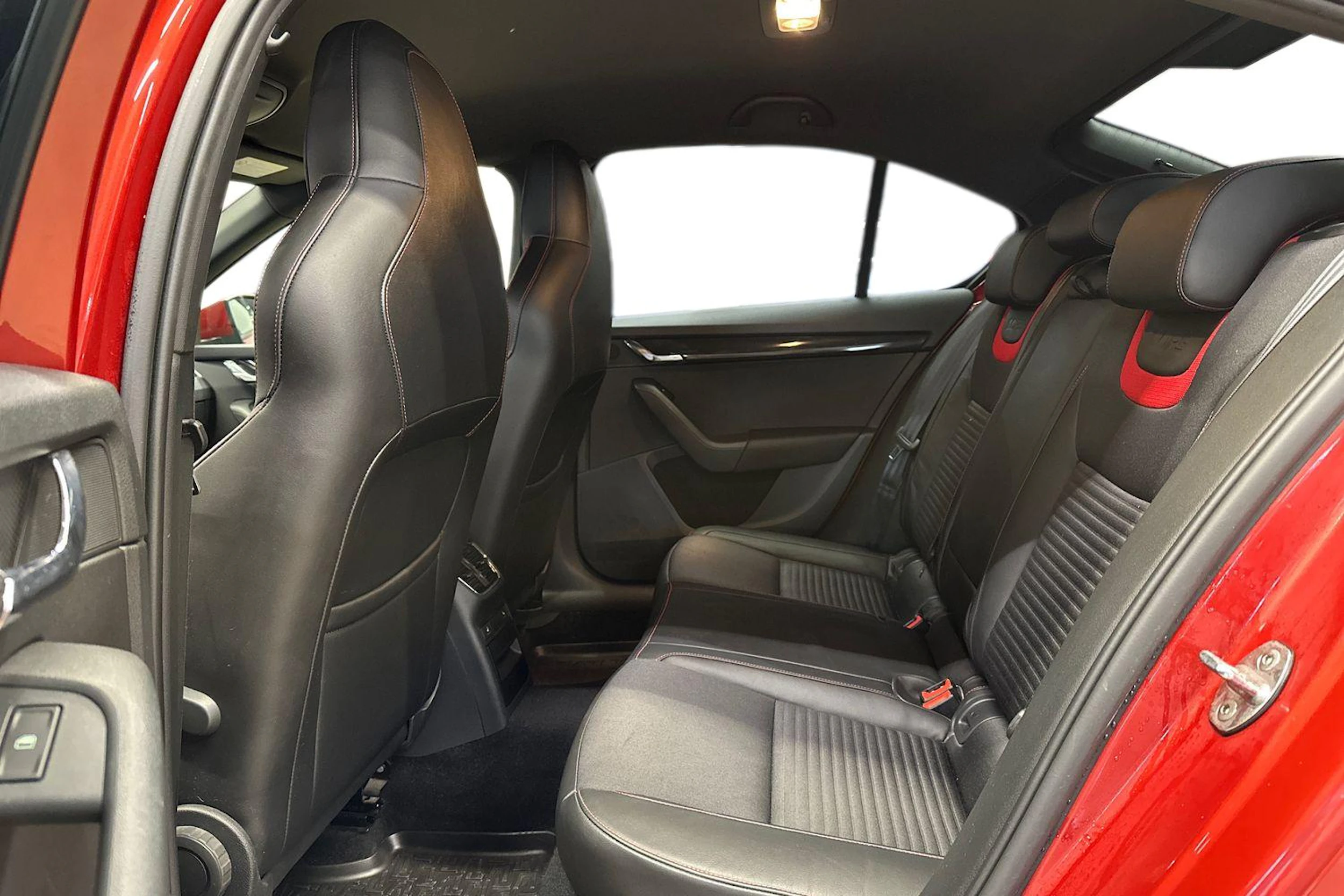 punainen Skoda Octavia 2014 kuva 8.