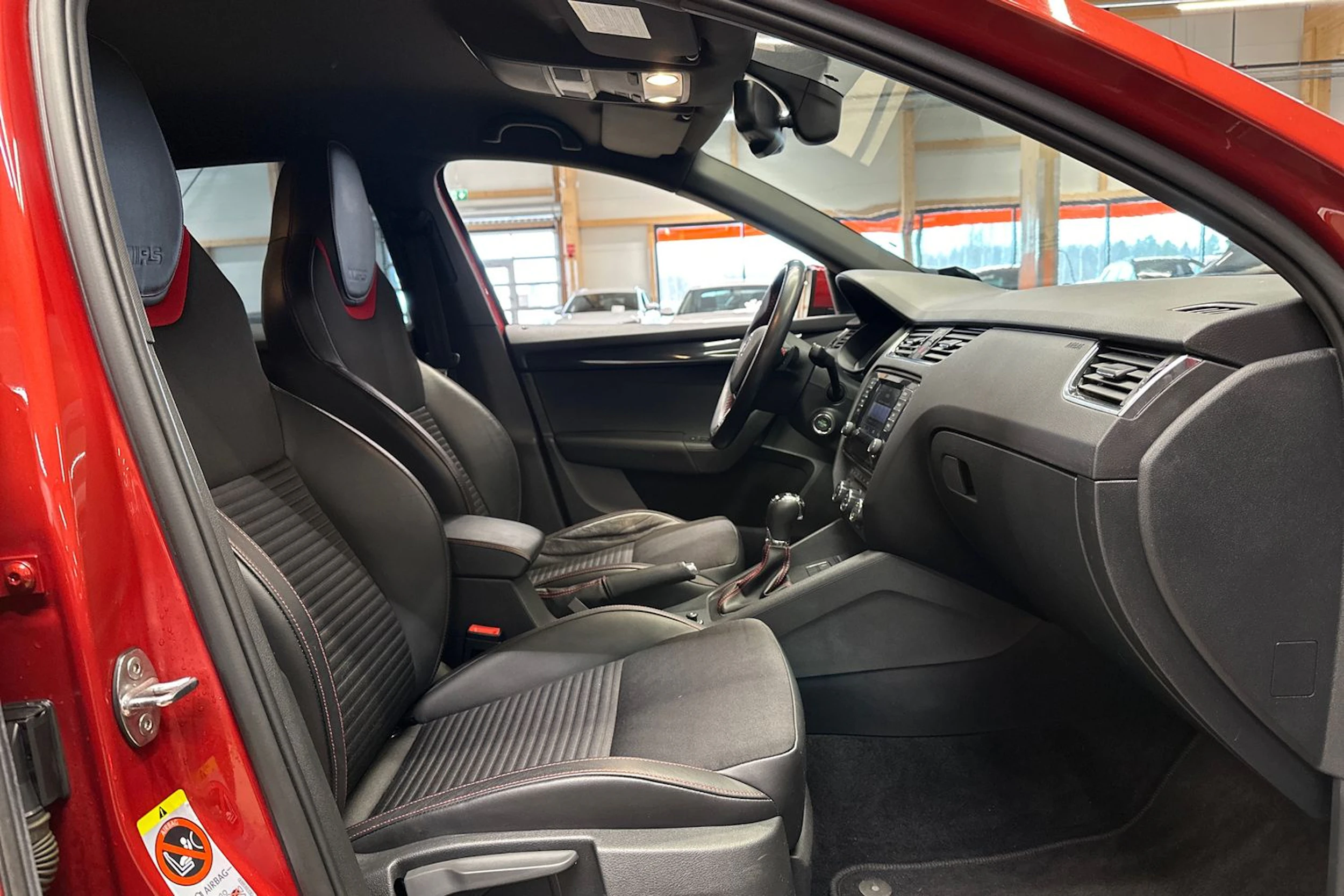 punainen Skoda Octavia 2014 kuva 11.