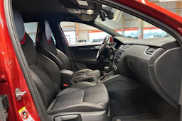 punainen Skoda Octavia 2014 kuva 11.