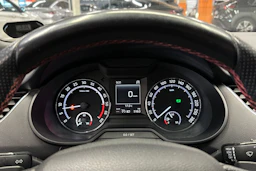 punainen Skoda Octavia 2014 kuva 20.