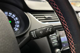 punainen Skoda Octavia 2014 kuva 22.