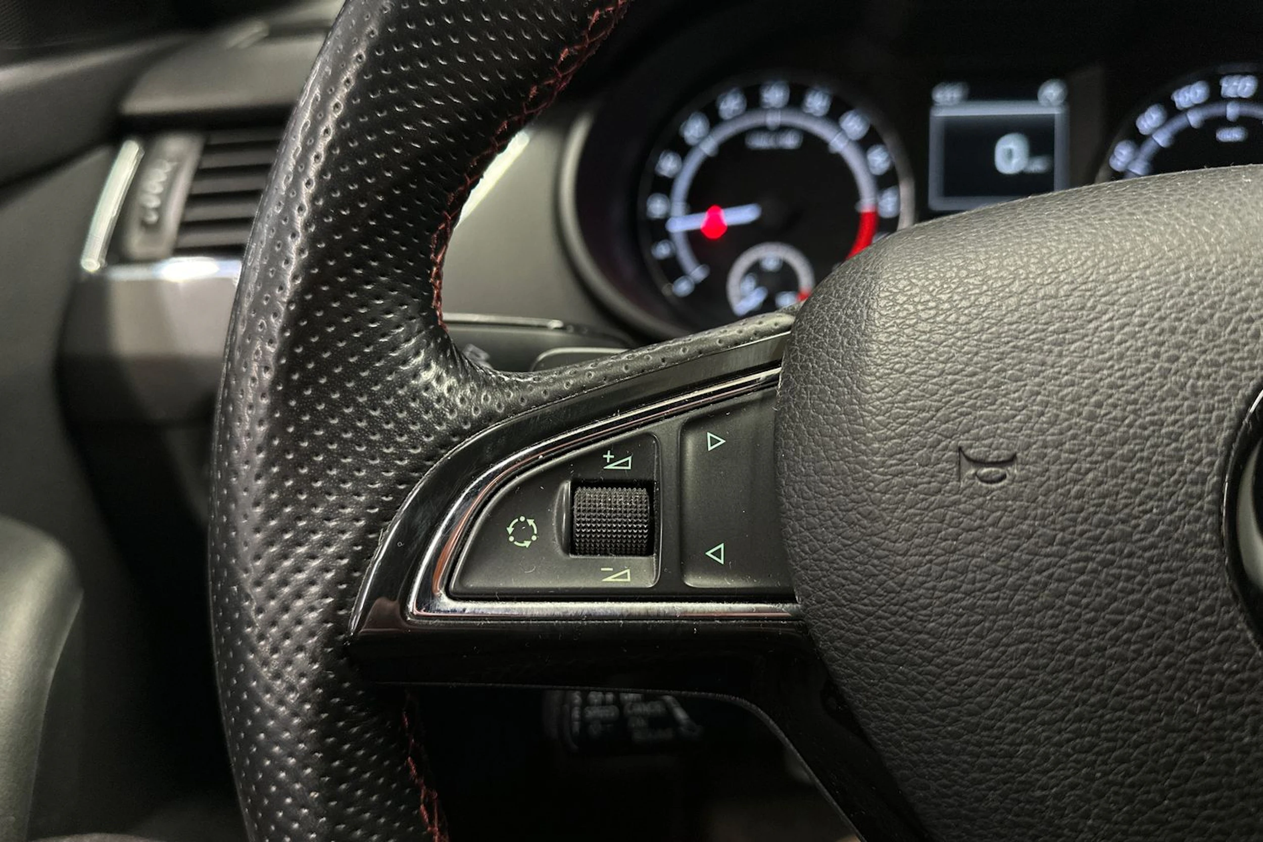 punainen Skoda Octavia 2014 kuva 23.