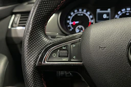 punainen Skoda Octavia 2014 kuva 23.