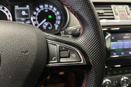 punainen Skoda Octavia 2014 kuva 24.