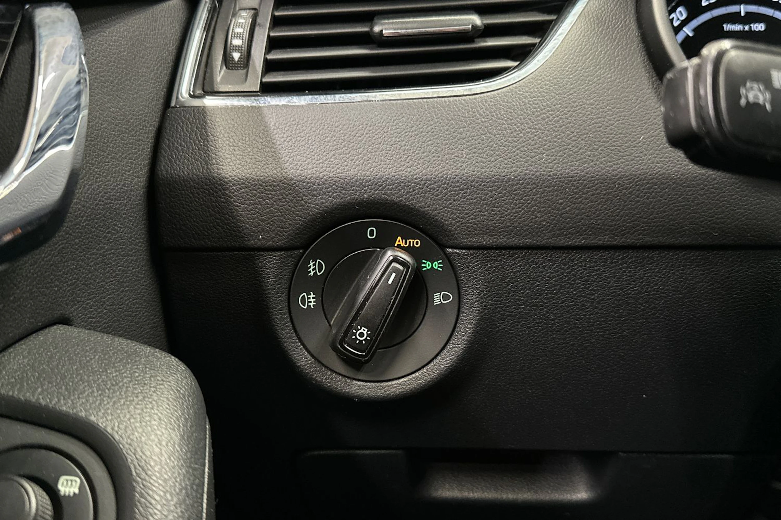 punainen Skoda Octavia 2014 kuva 25.