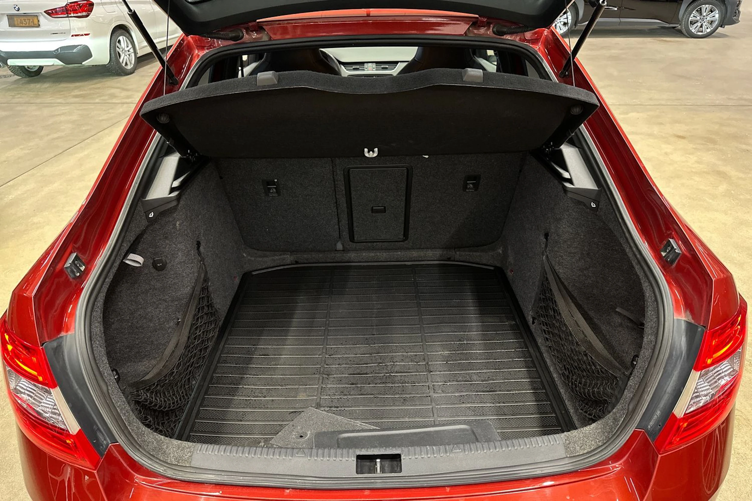 punainen Skoda Octavia 2014 kuva 28.