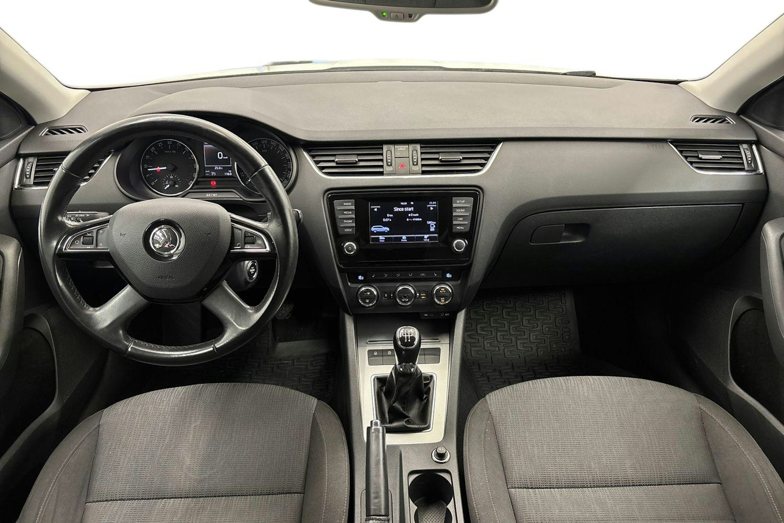 valkoinen Skoda Octavia 2014 kuva 9.