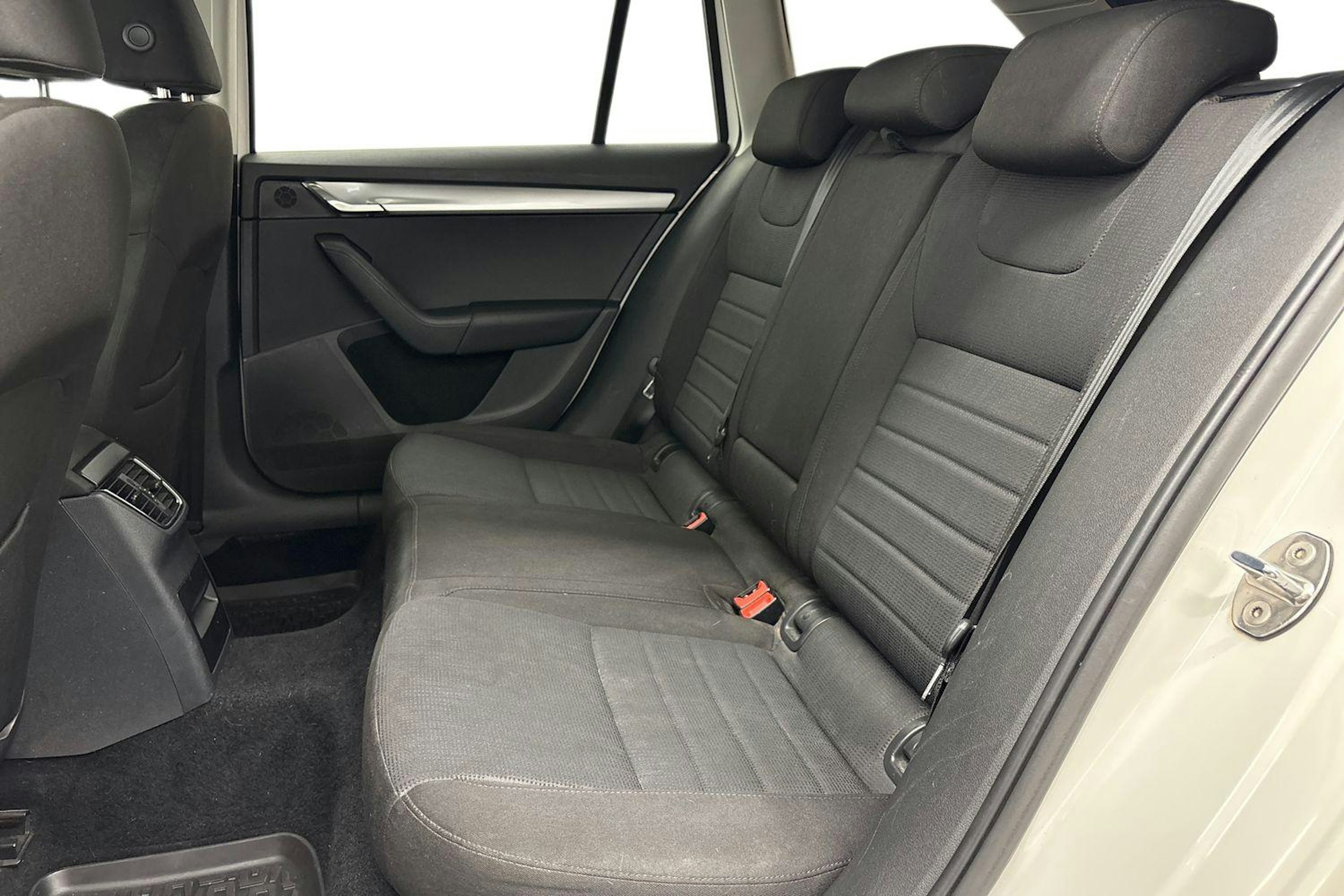 valkoinen Skoda Octavia 2014 kuva 10.