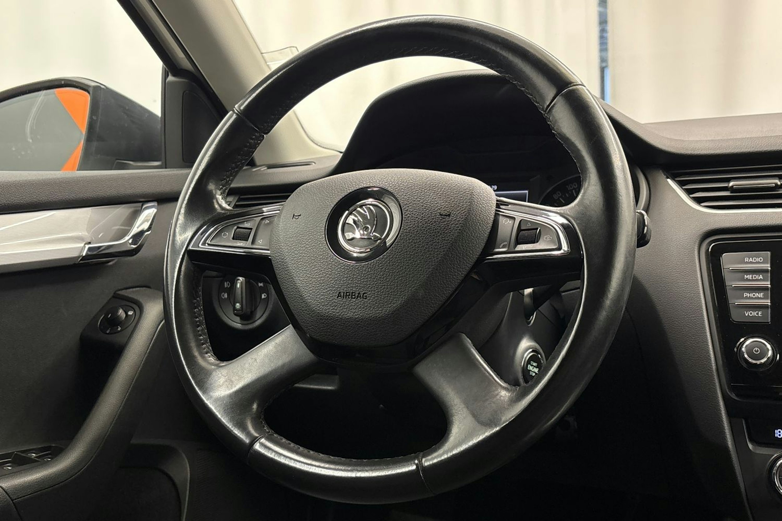 valkoinen Skoda Octavia 2014 kuva 14.