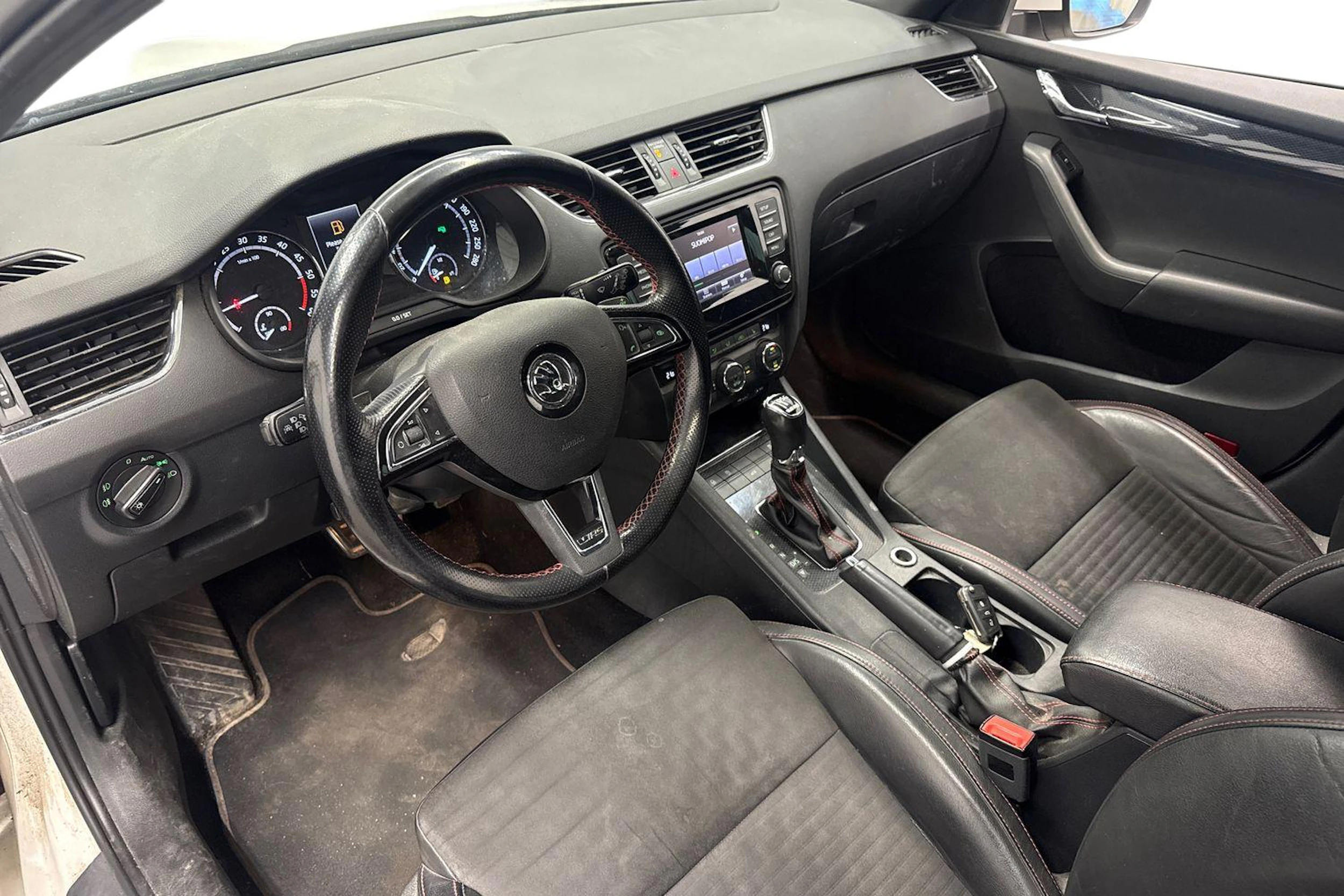 valkoinen Skoda Octavia 2014 kuva 6.