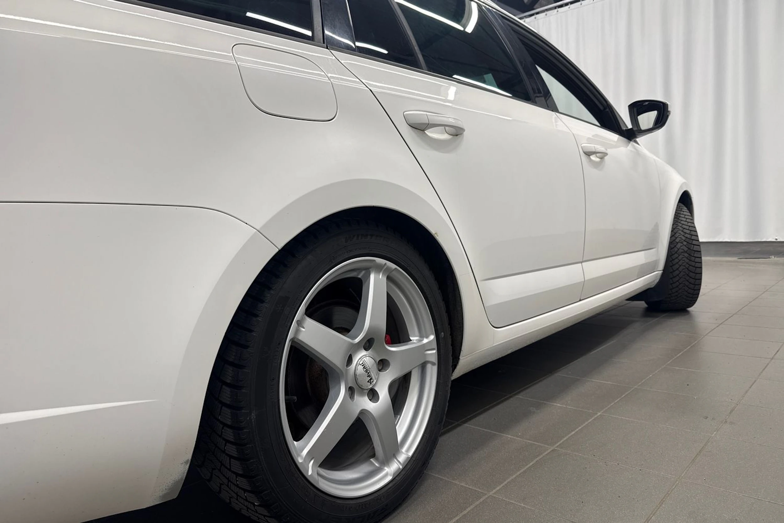 valkoinen Skoda Octavia 2014 kuva 16.