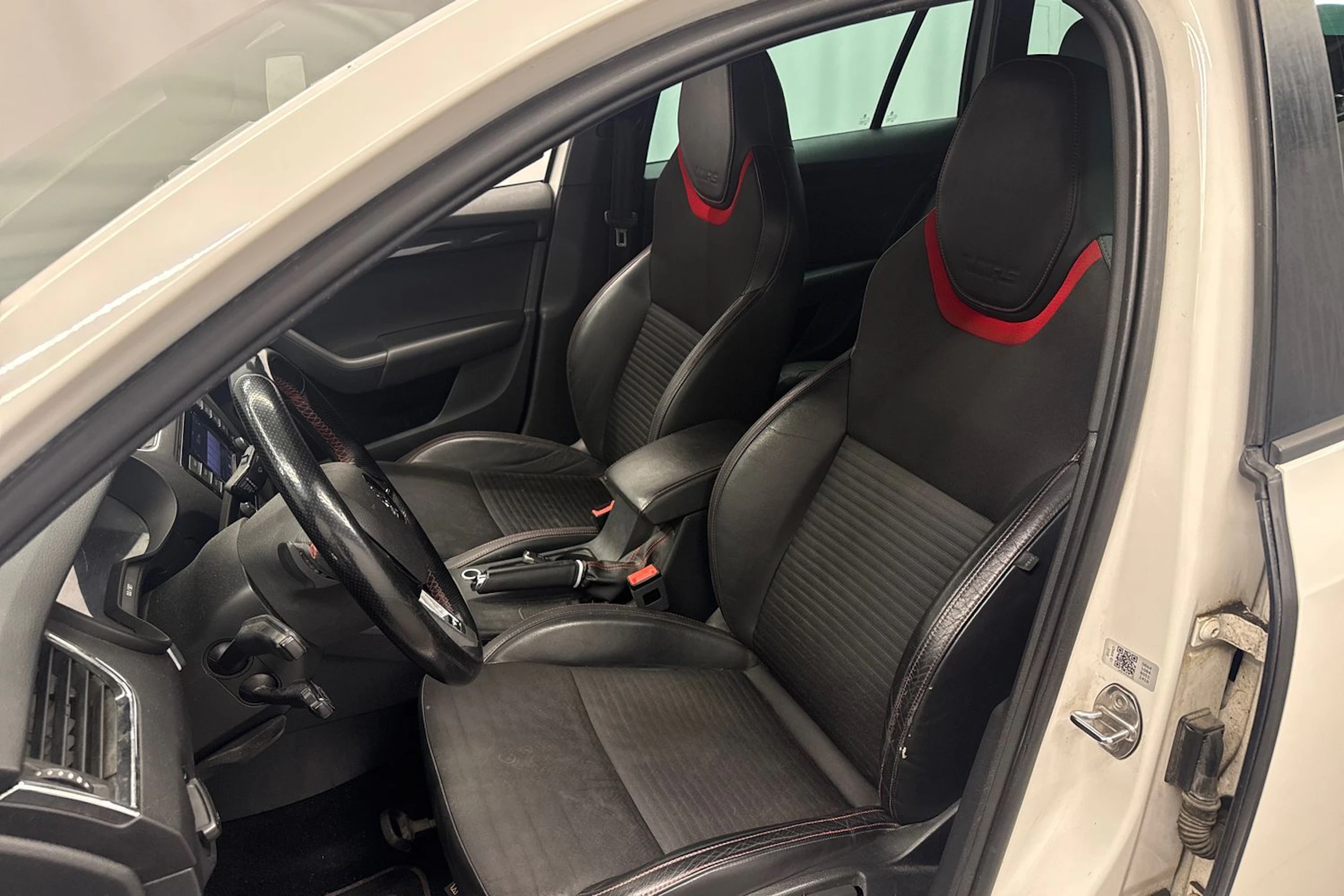 valkoinen Skoda Octavia 2014 kuva 18.